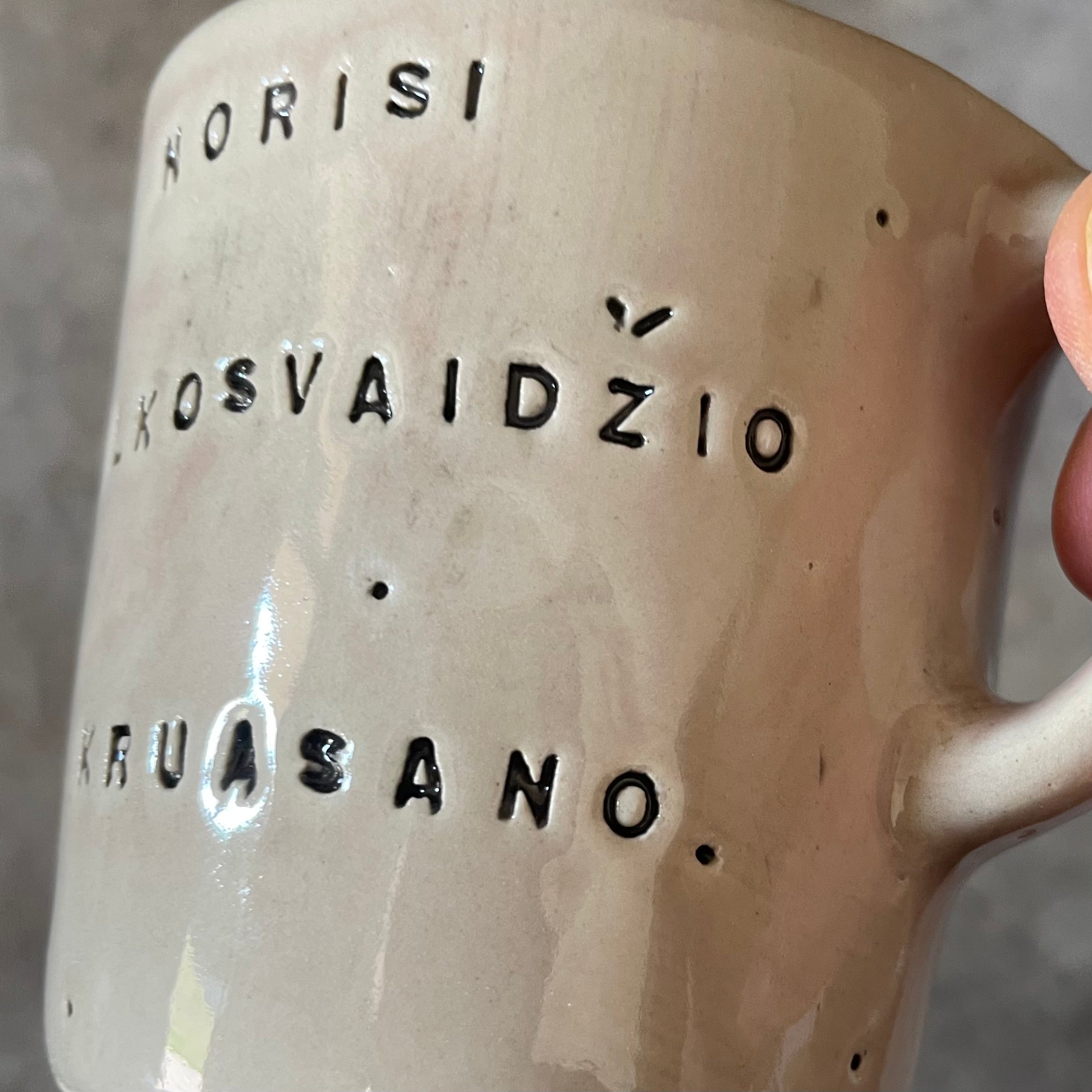Mažas puodelis su linksmu užrašu