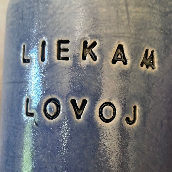 Mėlynas puodelis "LIEKAM LOVOJ" 150 ml