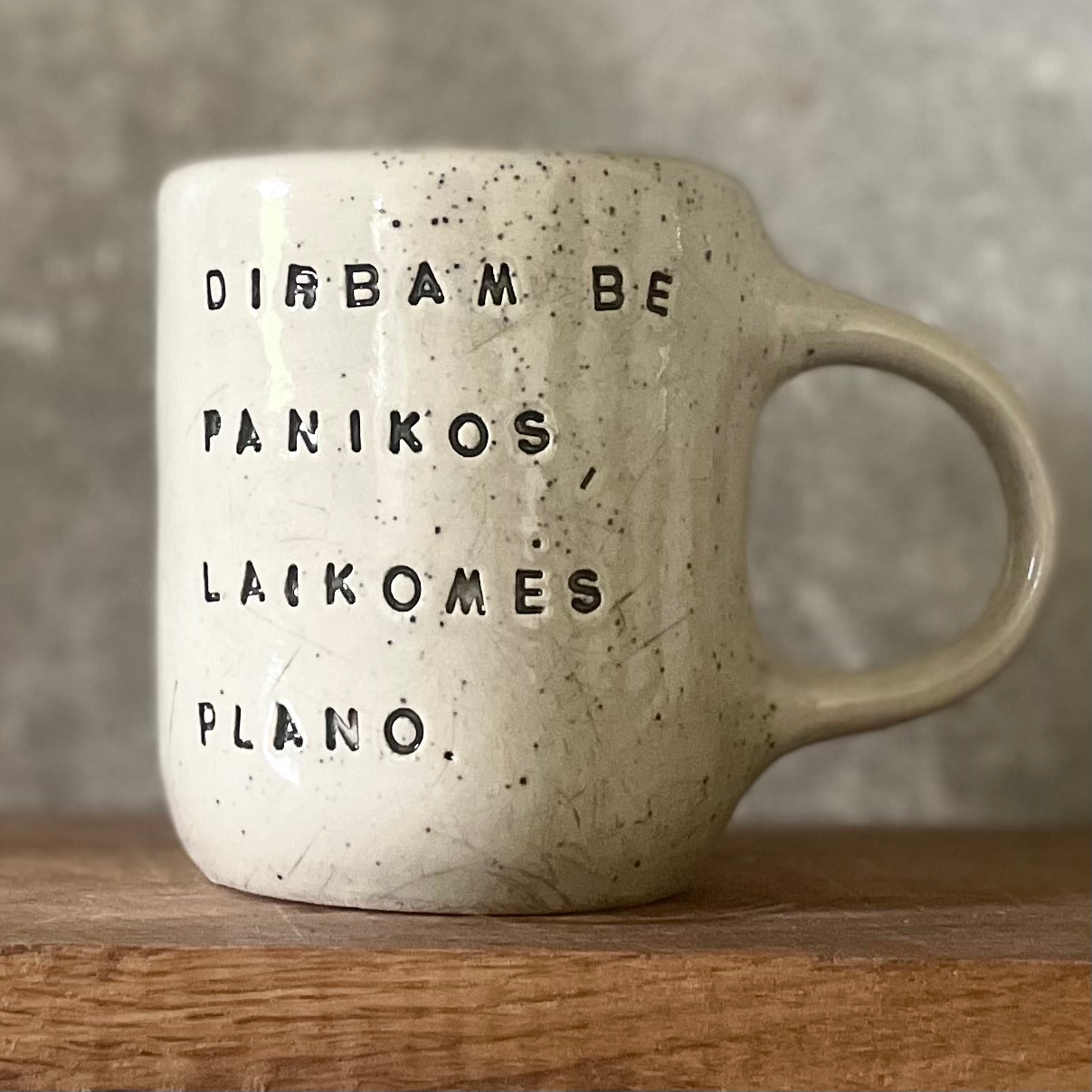 Taškuotas puodelis apie darbą - dar vienas