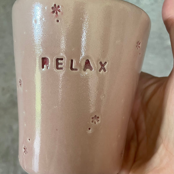 Rausvas puodelis RELAX su gėlytėmis