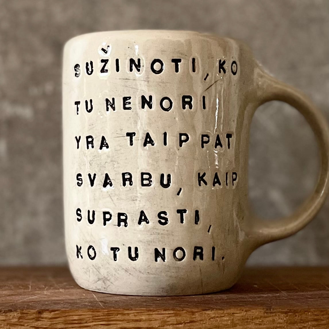 Akmens masės puodelis su užrašu