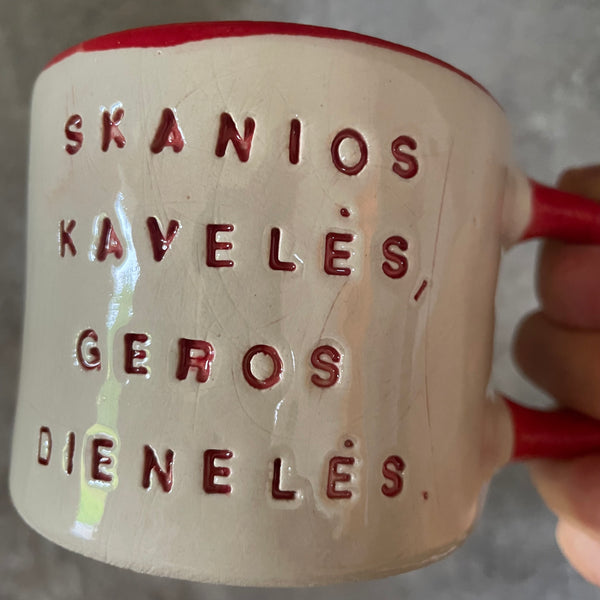 Puodelis su raudona rankena SKANIOS KAVELĖS