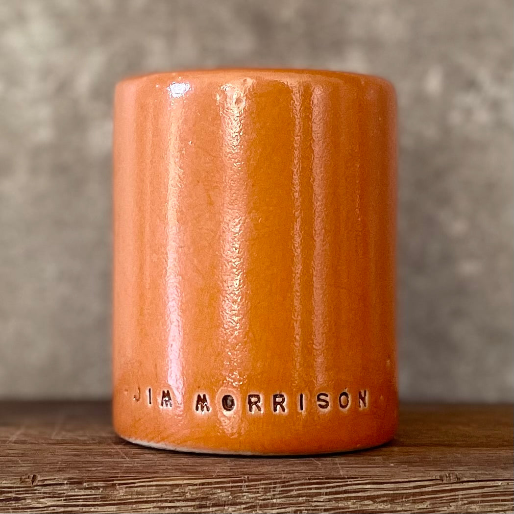 Puodelis su Jim Morrison citata