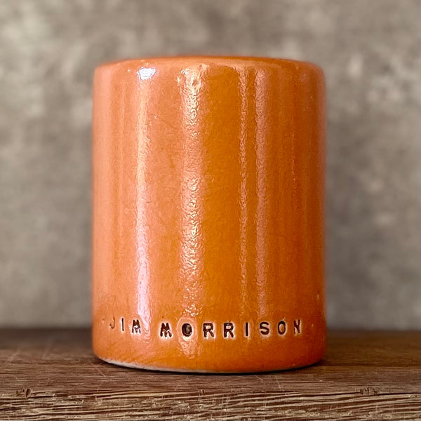 Puodelis su Jim Morrison citata