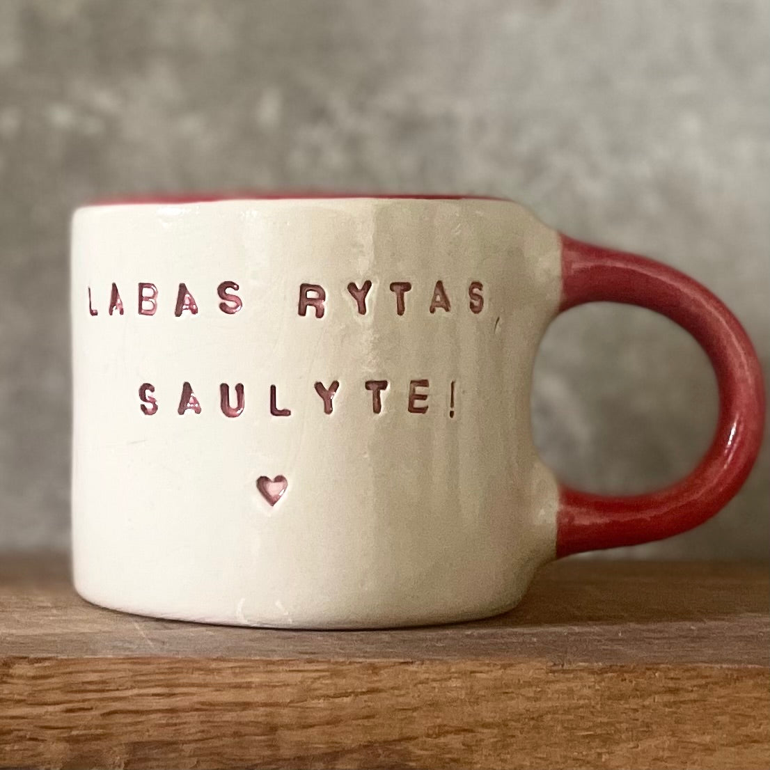 Puodelis su raudona rankena LABAS RYTAS, SAULYTE! ♥️