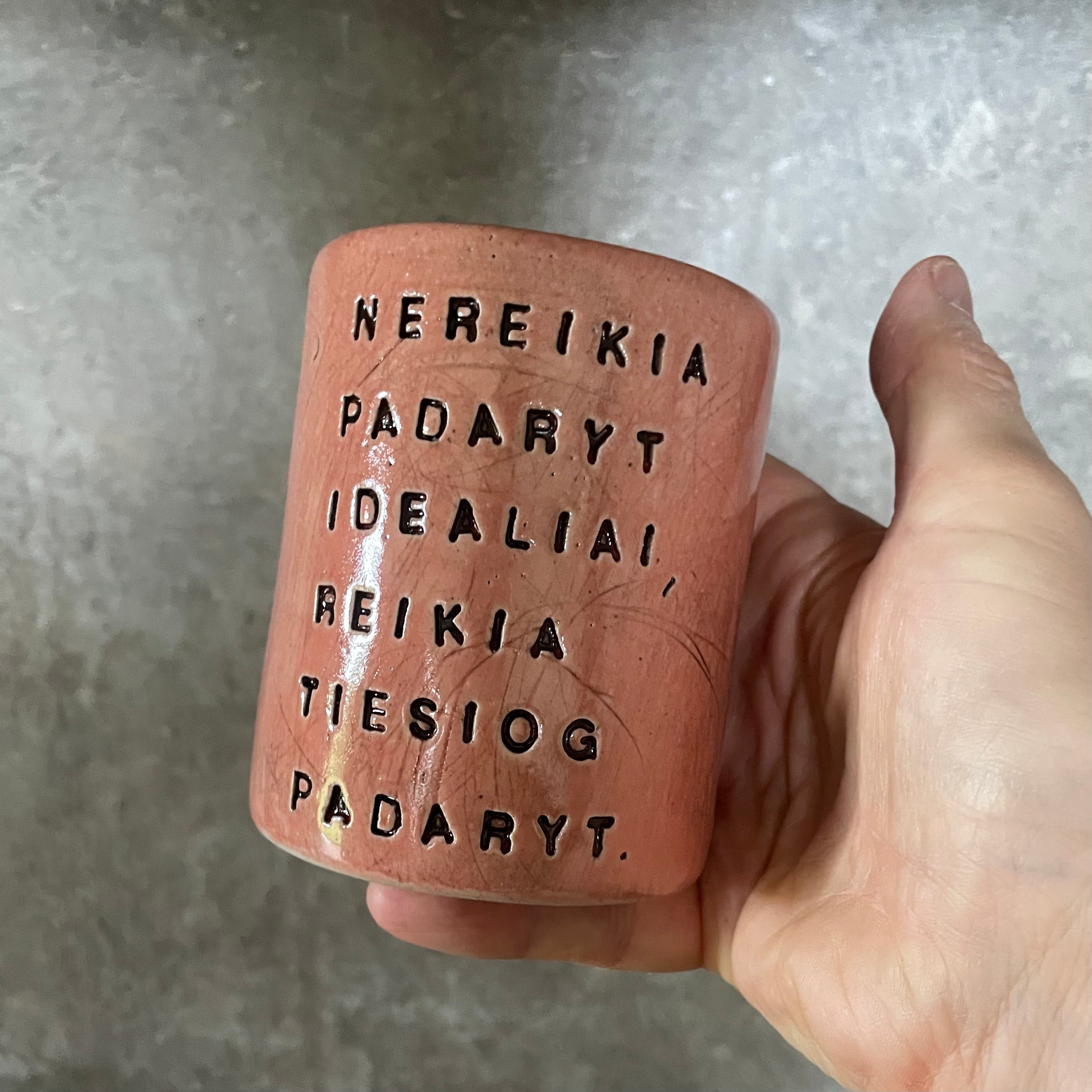 Puodelis be rankenos apie perfekcionizmo atsisakymą
