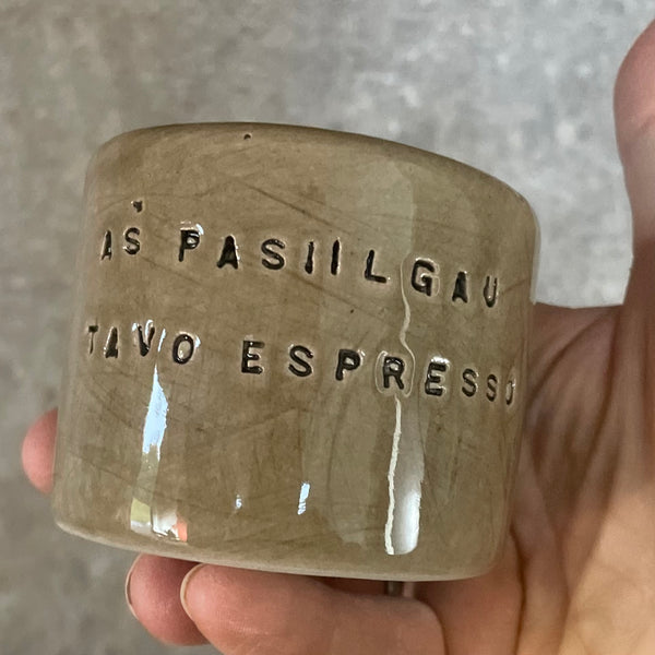 Mažas espresso puodelis be ilgesį