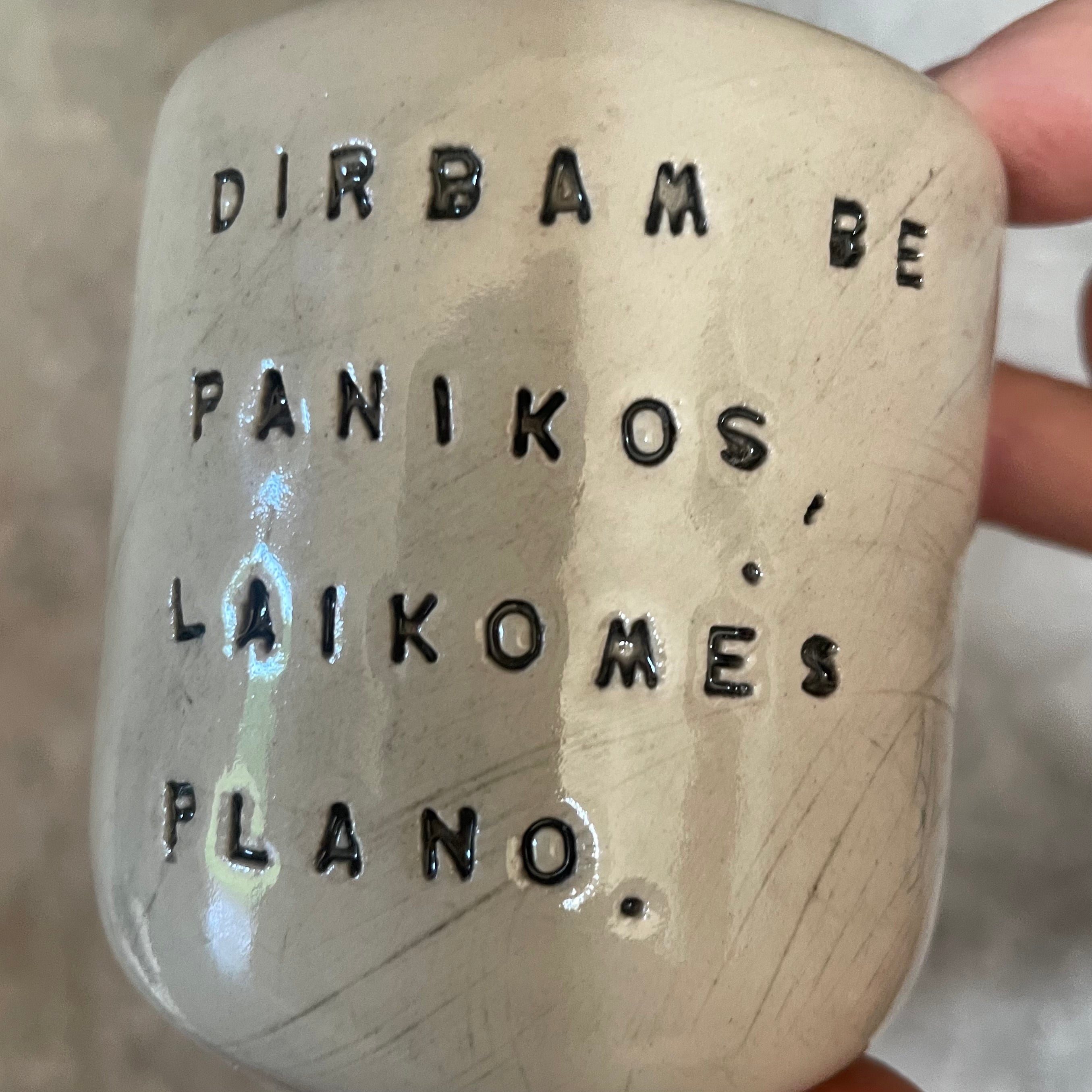 Mažiukai espresso puodeliai su tekstu apie darbą