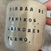 Mažiukai espresso puodeliai su tekstu apie darbą