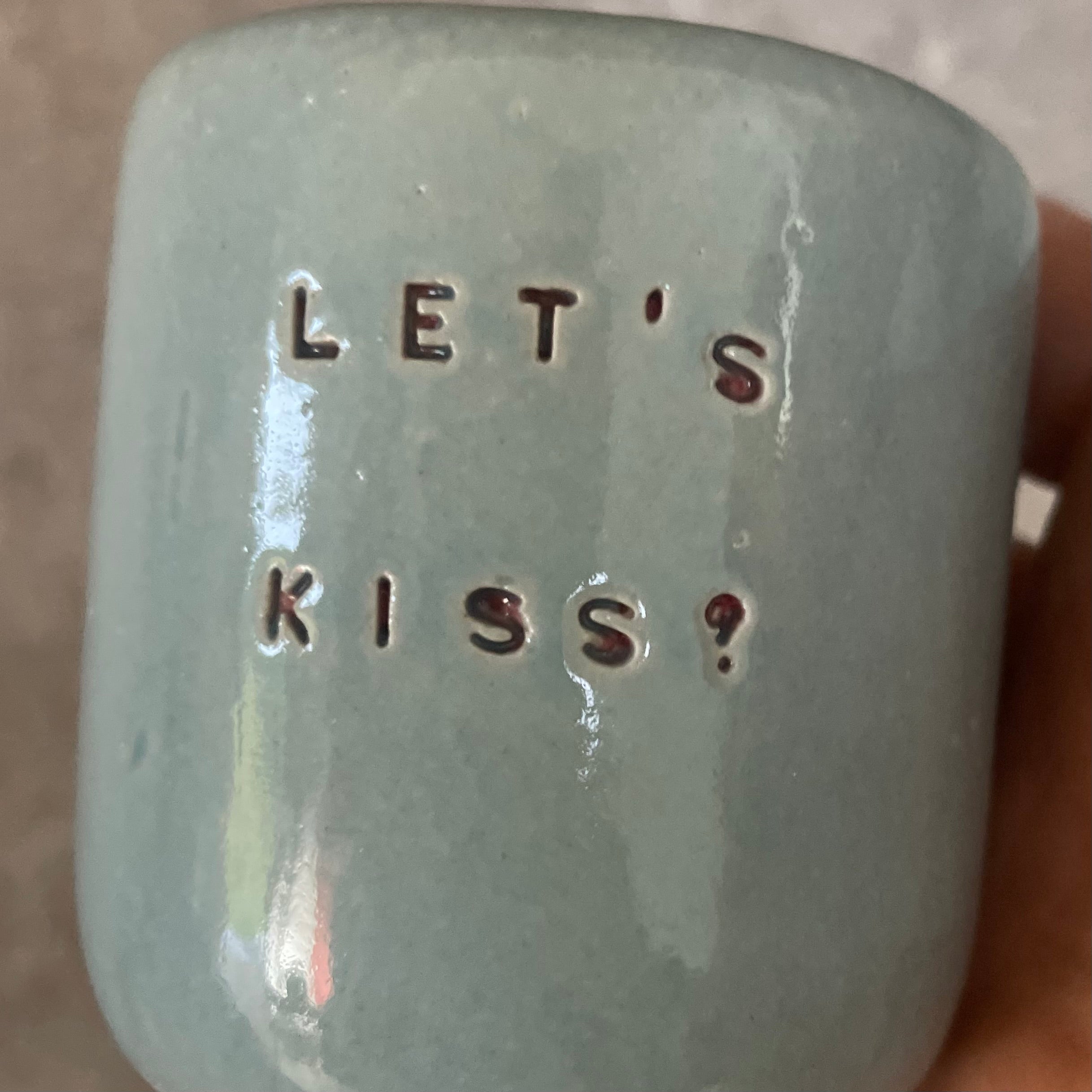 Du maži žydri puodeliai 'Let's kiss?'