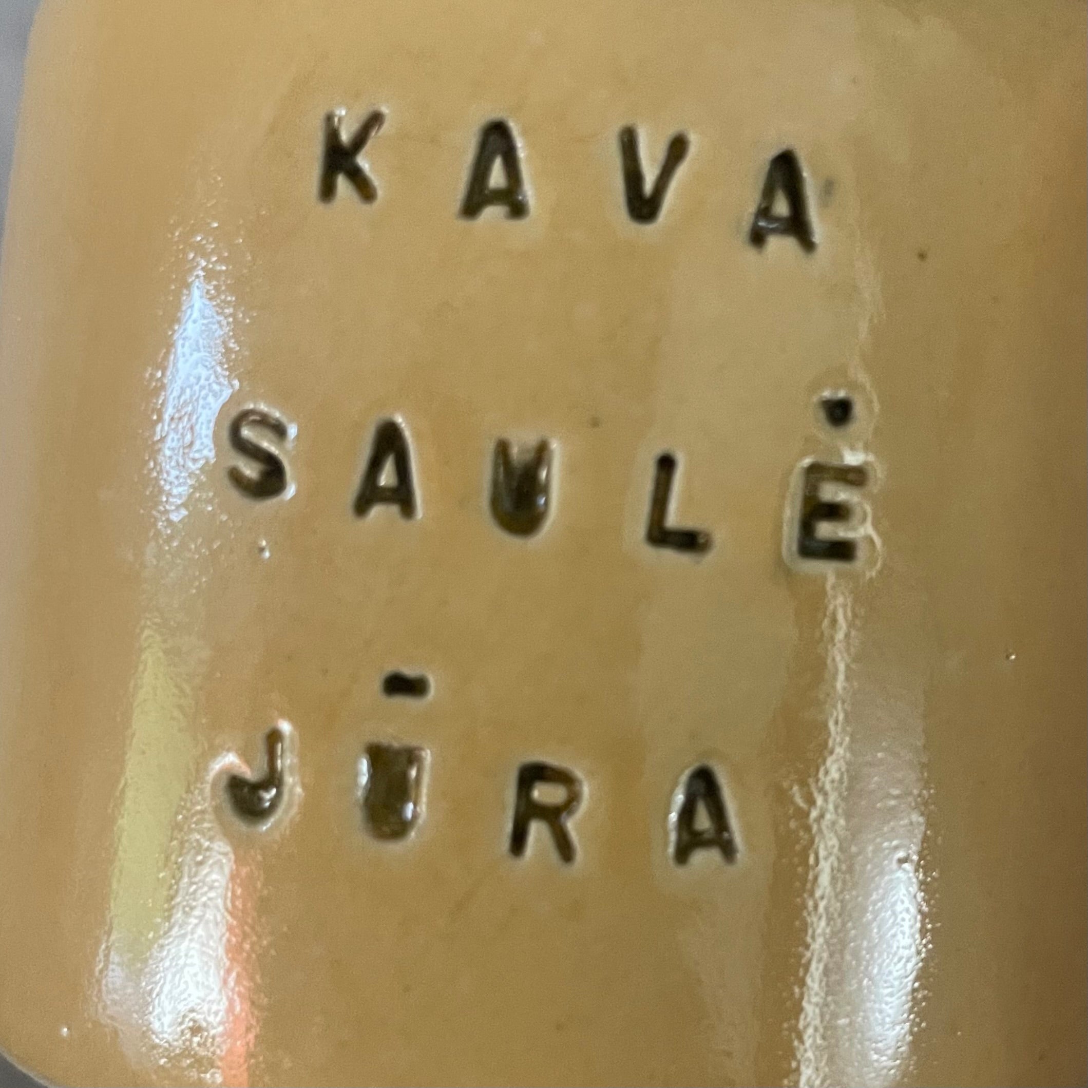 Mažas melsvas puodelis apie vasarą