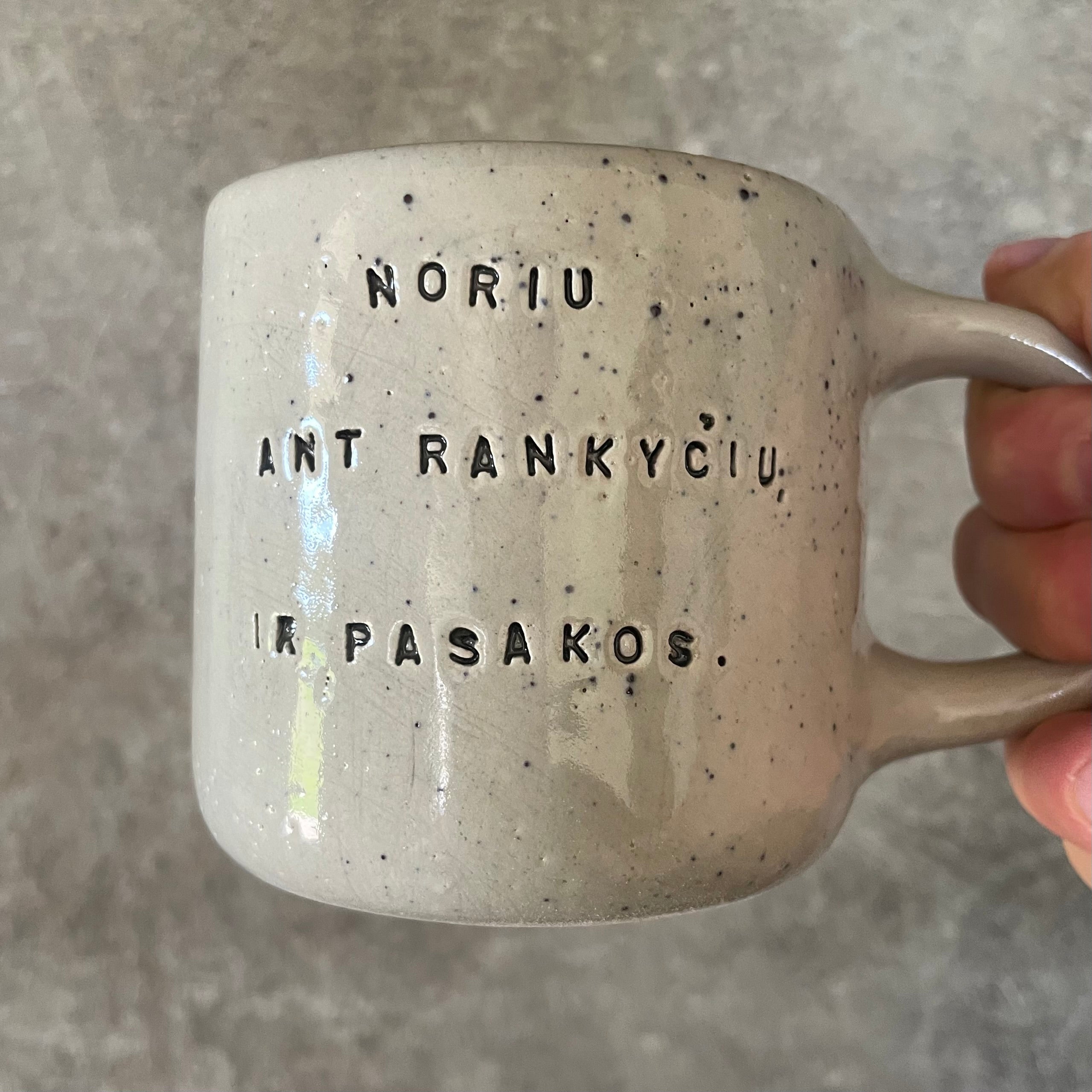 Puodelis su smagiu užrašu 