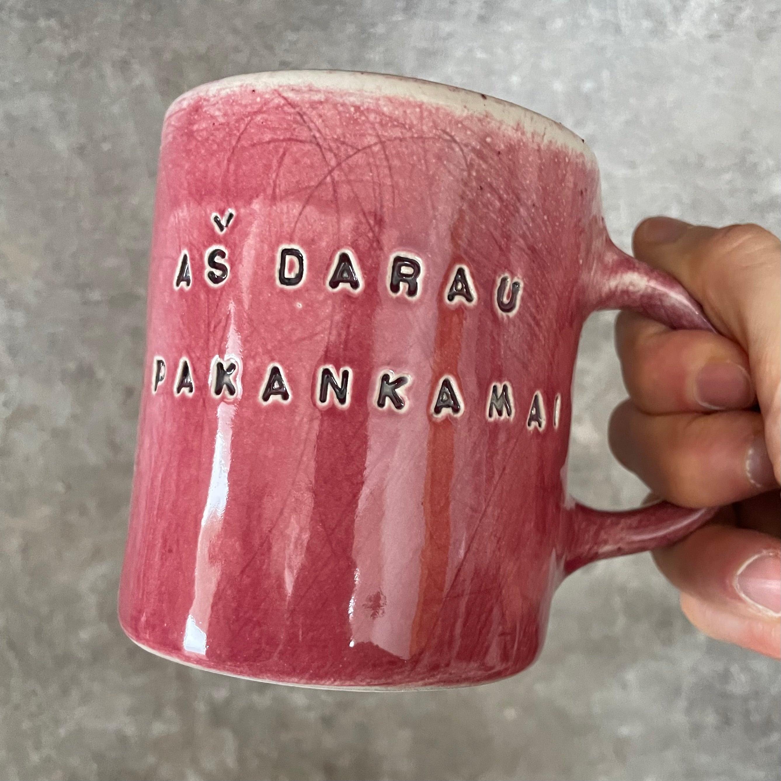Rožinis puodelis AŠ DARAU PAKANKAMAI