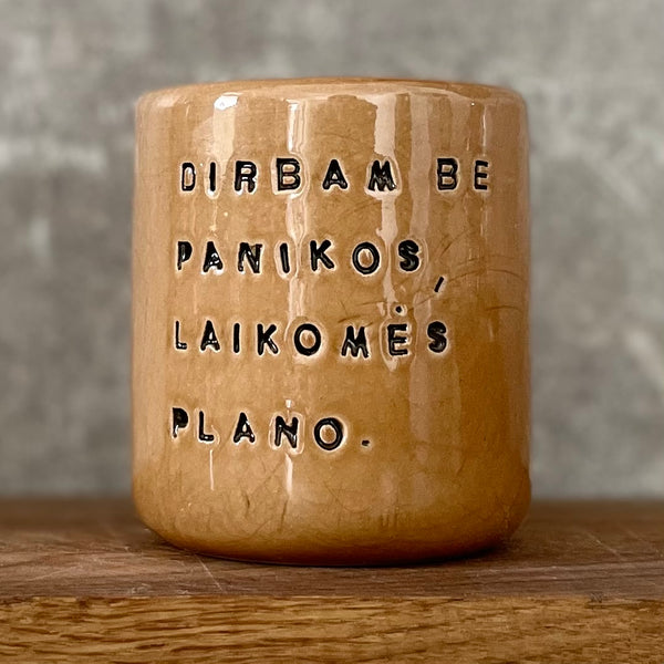 Karamelinis puodelis be rankenos apie darbą ir planavimą