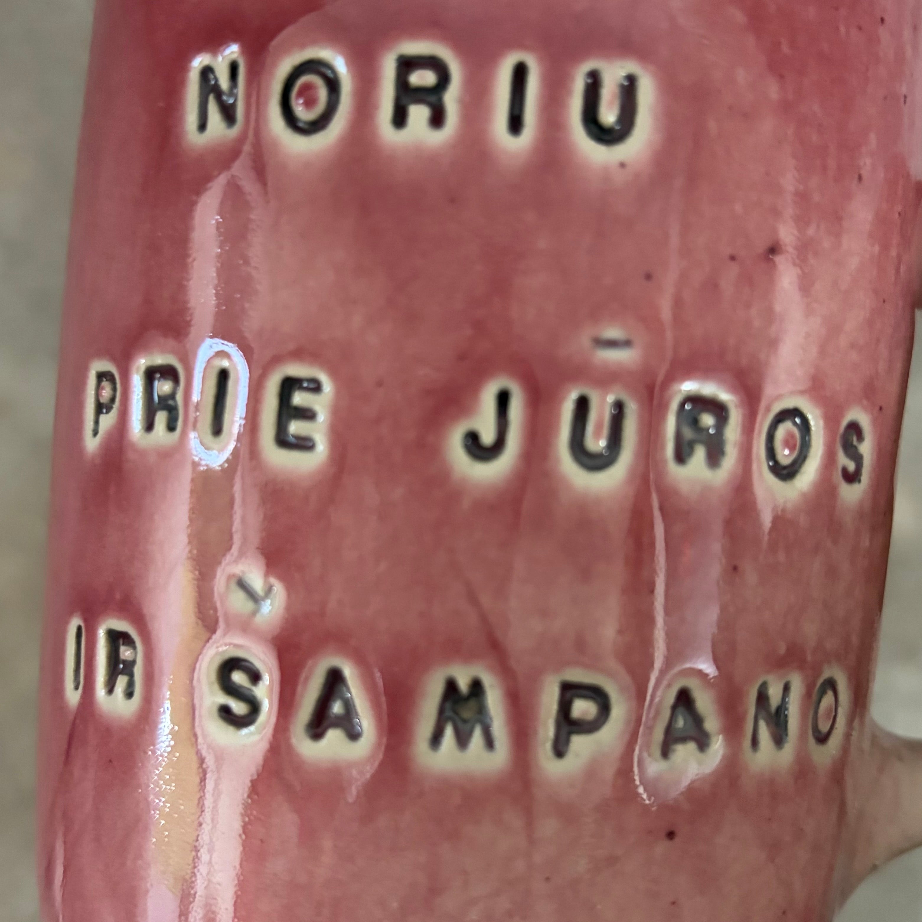 Mug NORIU ŠAMPANO in weird pink