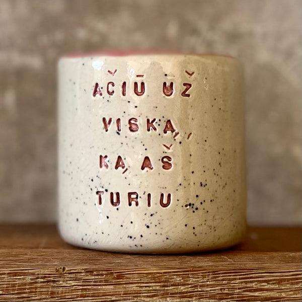 Puodelis be rankenos su dėkingumo žodžiais
