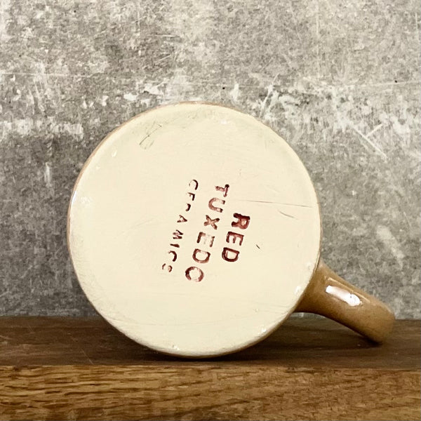 Gelsvai rusvas puodelis su linksmu užrašu