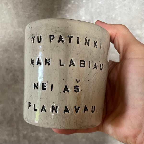 Meilus taškuotas puodelis