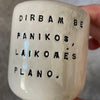 Mažiukai espresso puodeliai su tekstu apie darbą