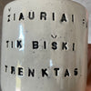Taškuotas smagus puodelis jam
