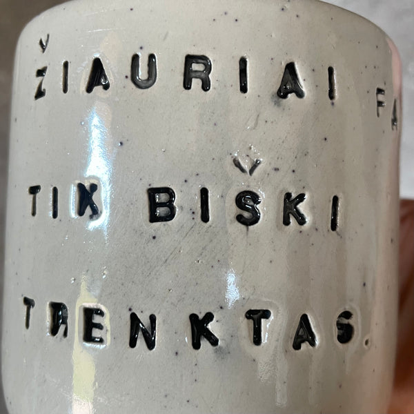 Taškuotas smagus puodelis jam