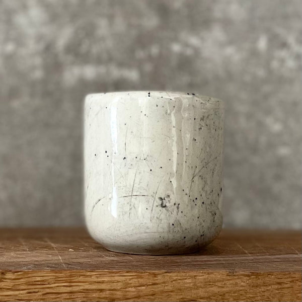 Mažytis taškuotas puodelis "Kelkis, bučkis"