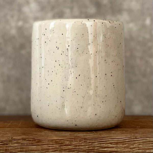 Taškuotas smagus puodelis jai