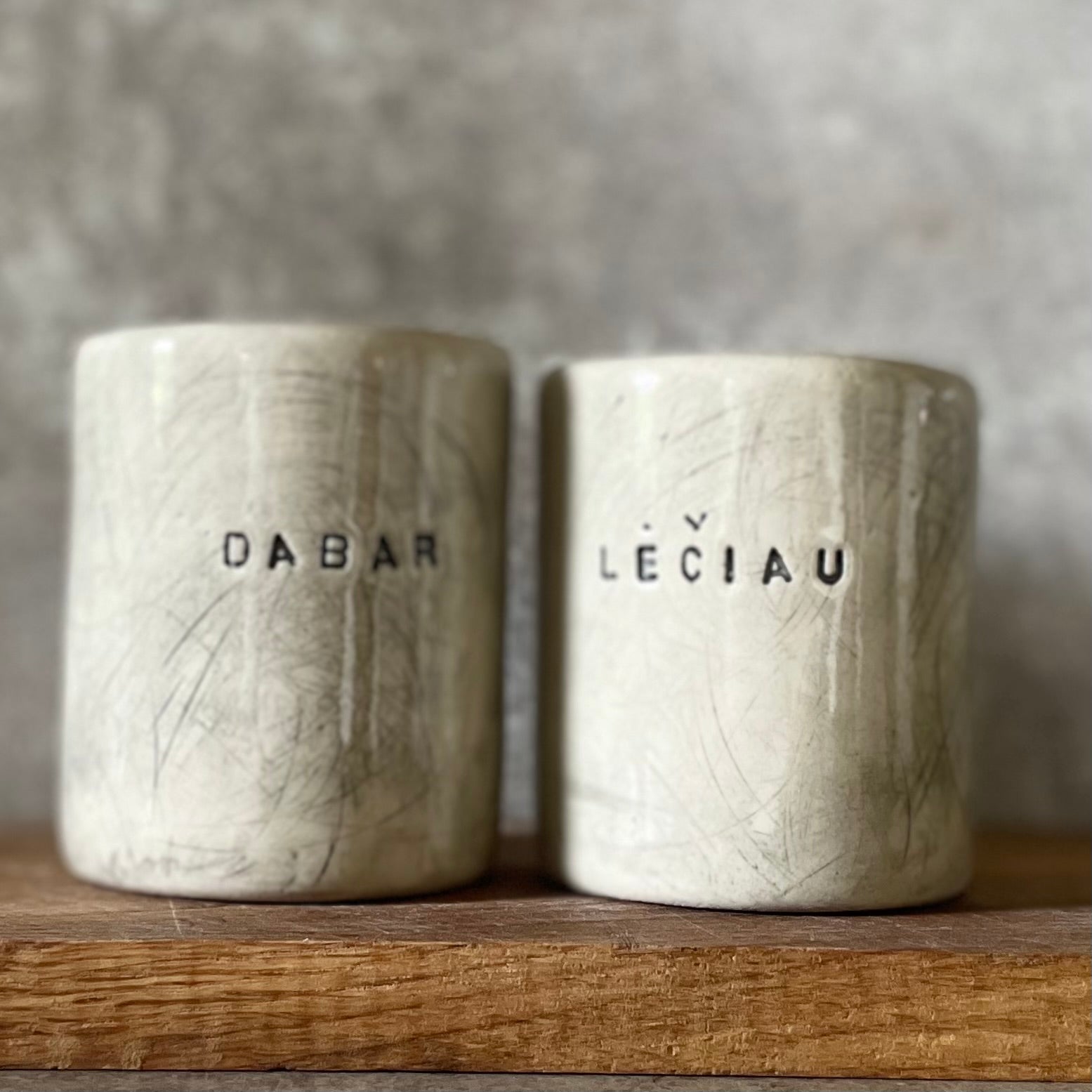 Off-white coffee mugs with words DABAR LĖČIAU
