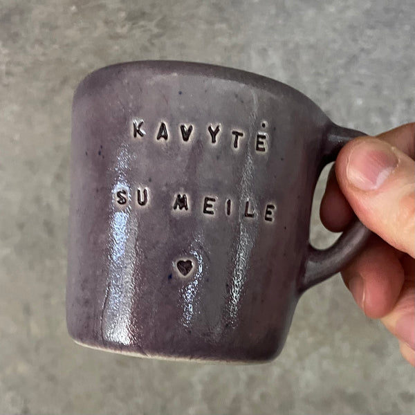 Violetinis mažas puodelis KAVYTĖ SU MEILE