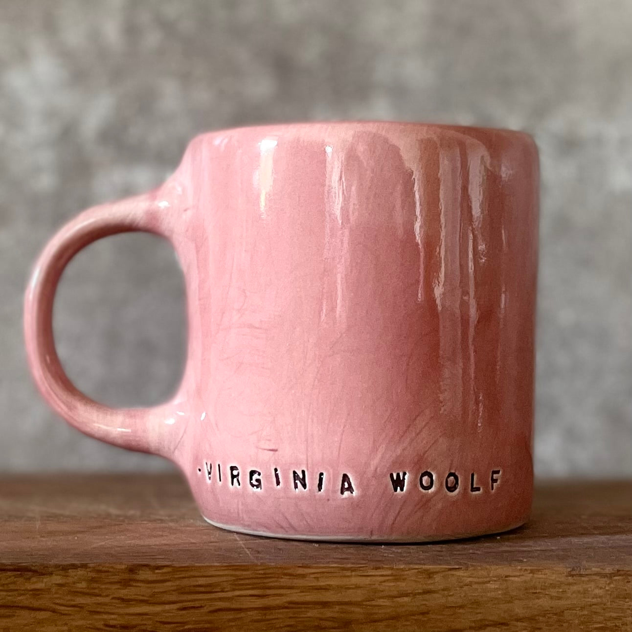 Švelniai rožinis puodelis su rašytojos V. Woolf citata