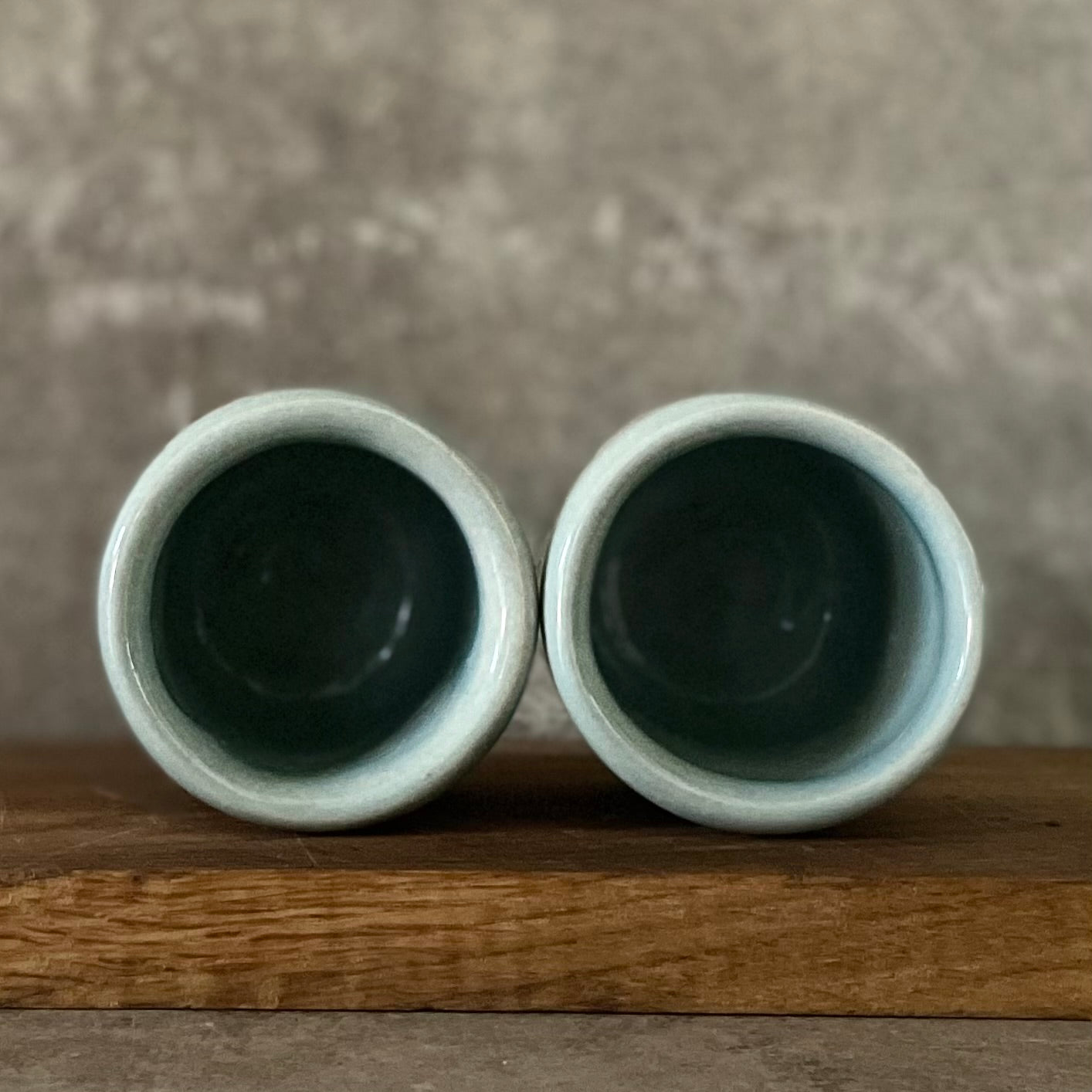 Du maži žydri puodeliai 'Let's kiss?'