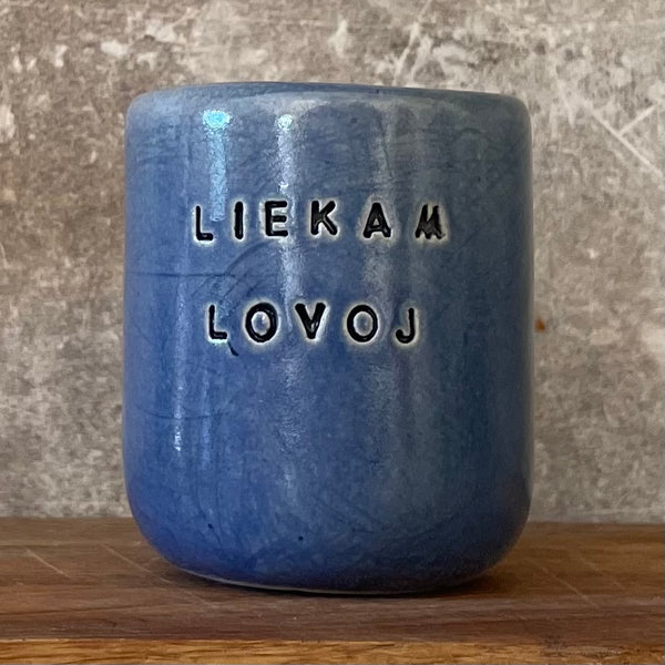 Mėlynas puodelis "LIEKAM LOVOJ" 150 ml