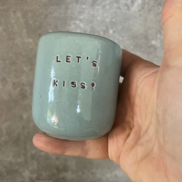 Du maži žydri puodeliai 'Let's kiss?'