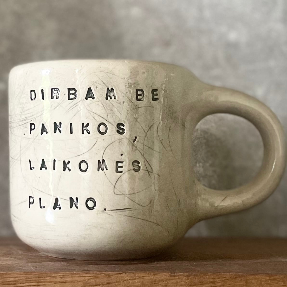 Didelis ir sunkus puodelis apie darbą