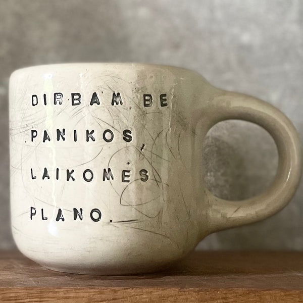 Didelis ir sunkus puodelis apie darbą