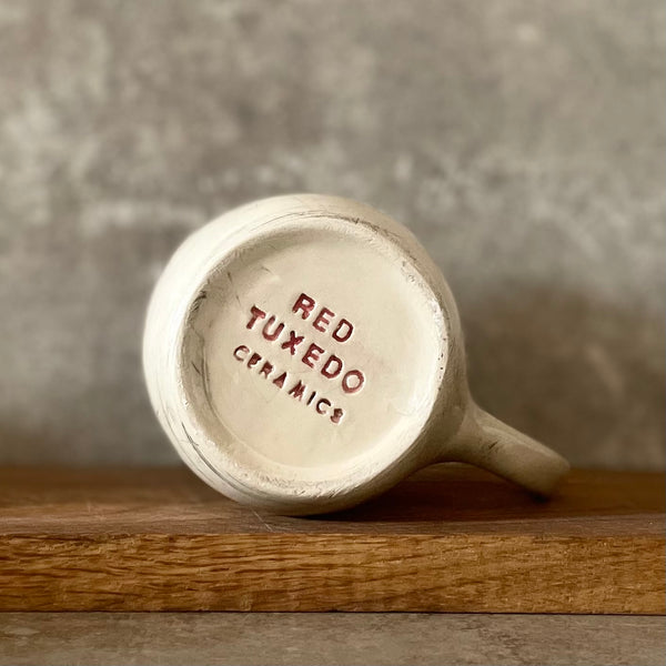 Baltas didesnis puodelis apie darbą - dar vienas