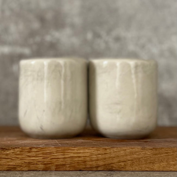 Mažiukai espresso puodeliai su tekstu apie darbą