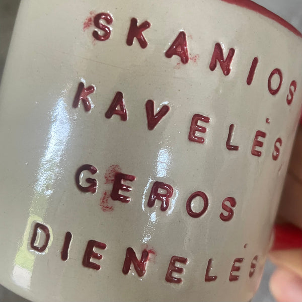 Puodelis su raudona rankena SKANIOS KAVELĖS