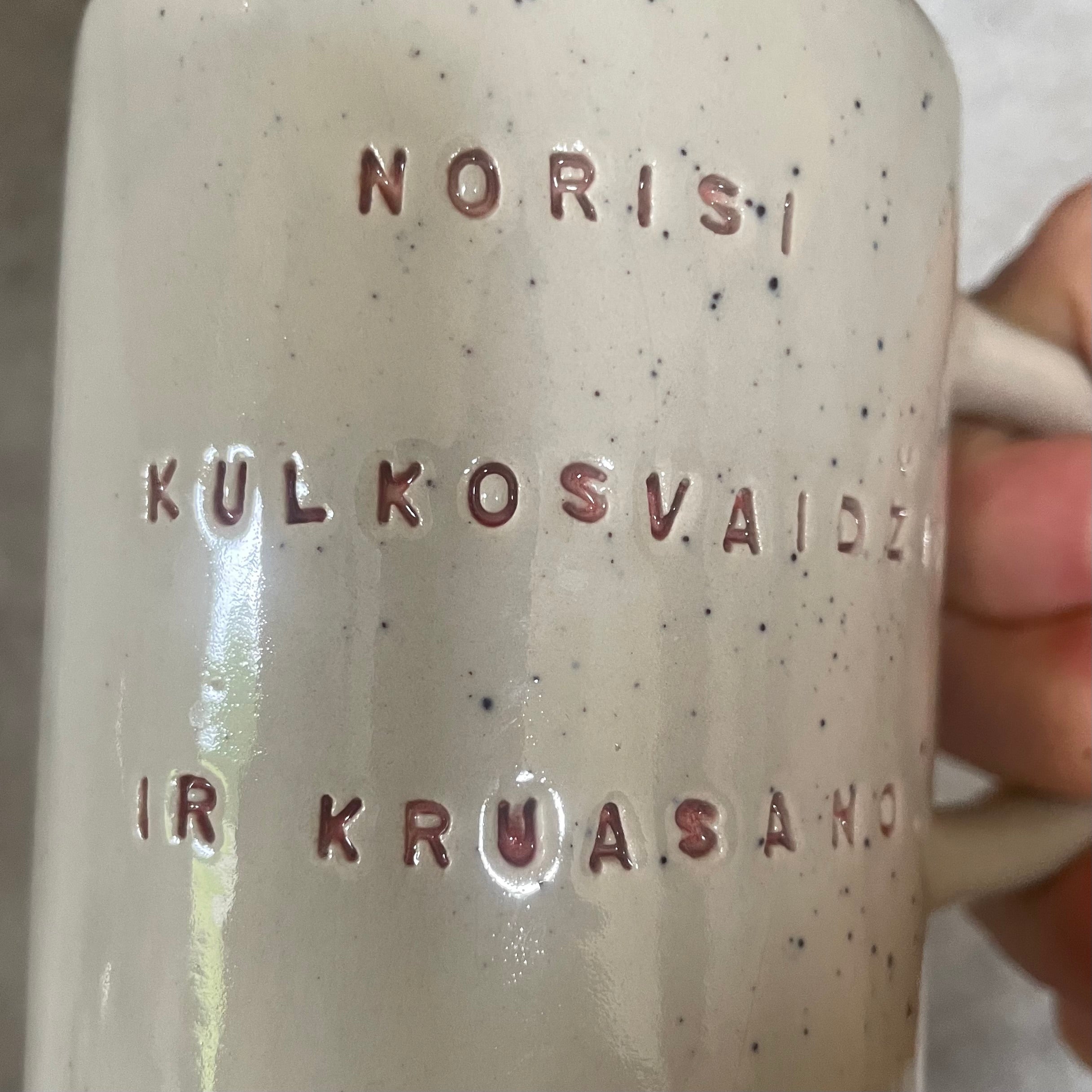Du mieli taškuoti puodeliai
