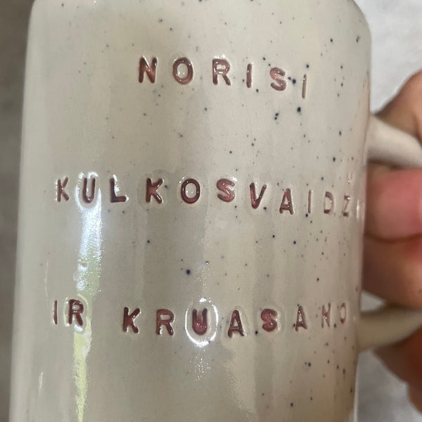 Du mieli taškuoti puodeliai