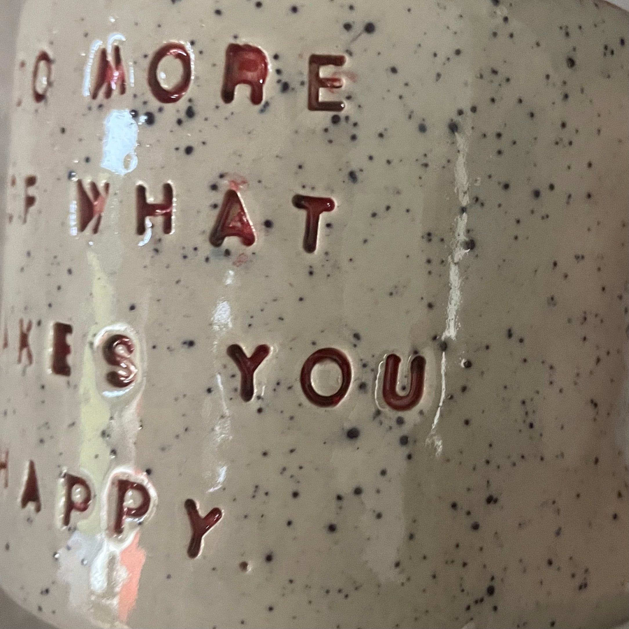 Puodelis su raudona rankena DO MORE