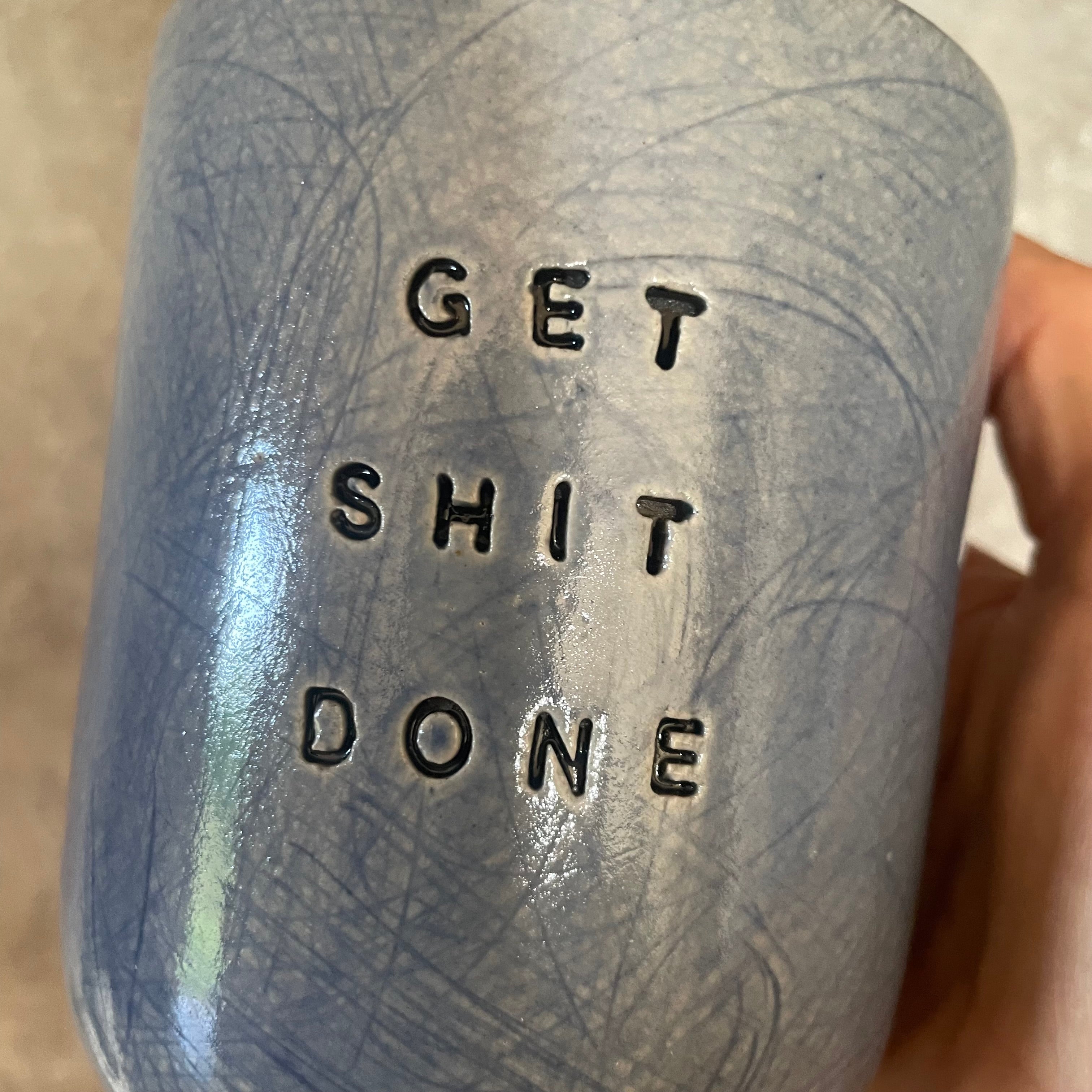 Puodelis be rankenos GET SHIT DONE