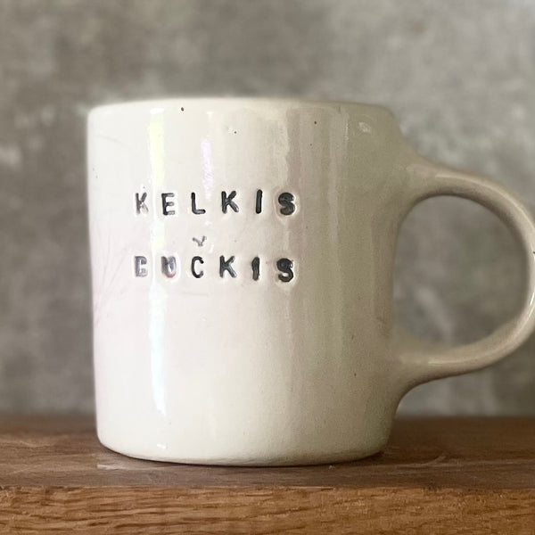 Blyškiai rausvas puodelis KELKIS BUČKIS