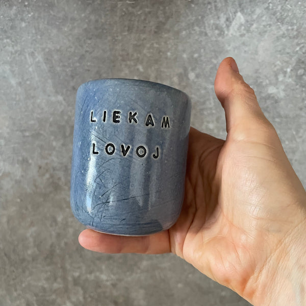 Mėlynas puodelis "LIEKAM LOVOJ" 150 ml