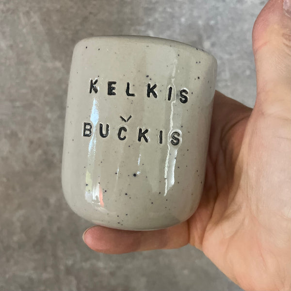 Du maži taškuoti puodeliai "KELKIS BUČKIS"