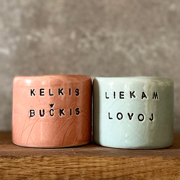 Porelė puodelių apie meilę