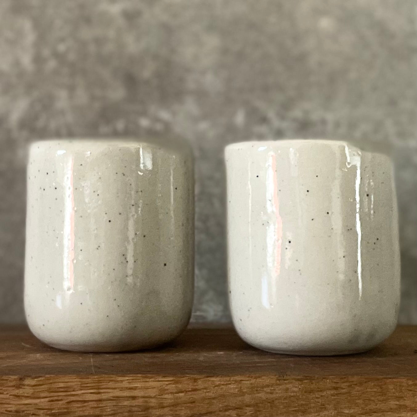 Du maži taškuoti puodeliai 