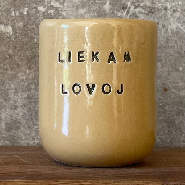 Geltonas puodelis "LIEKAM LOVOJ" 150 ml