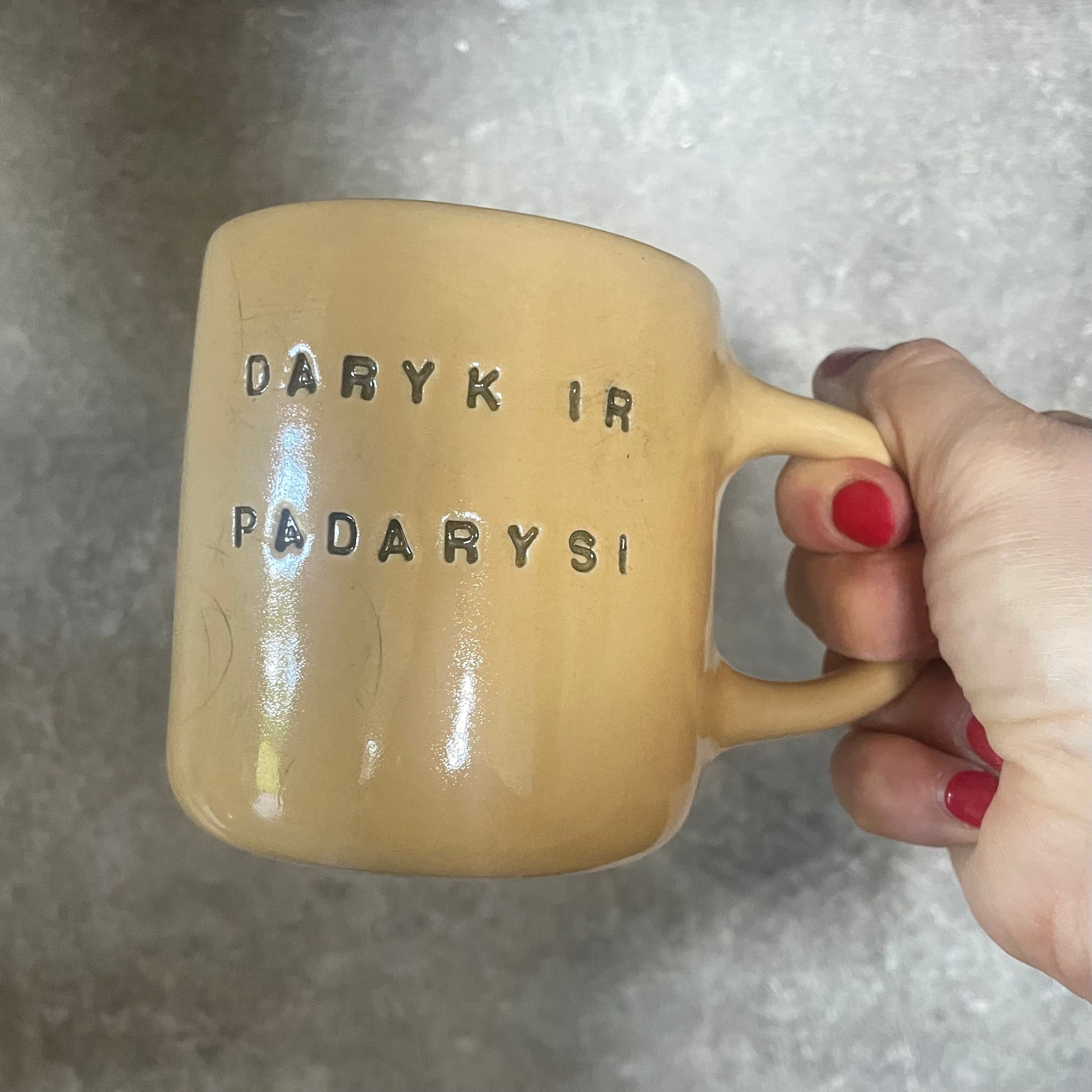 Geltonas puodelis DARYK IR PADARYSI