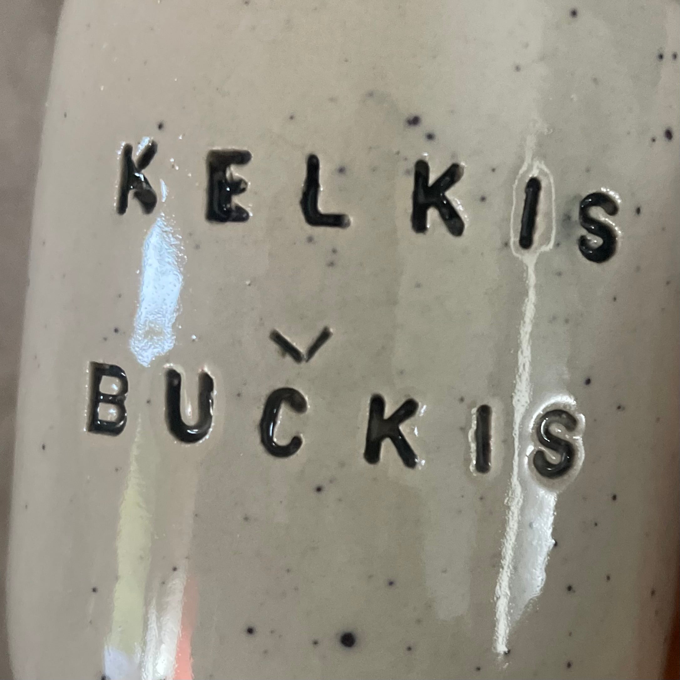 Du maži taškuoti puodeliai 